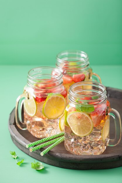 Limonata rinfrescante con frutta e ghiaccio