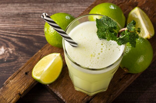 Limonata rinfrescante con menta Bevanda estiva Limonata