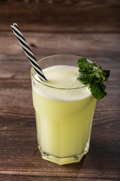 Limonata rinfrescante con menta Bevanda estiva Limonata