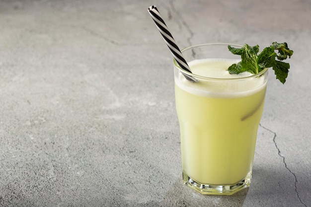 Limonata rinfrescante con menta Bevanda estiva Limonata