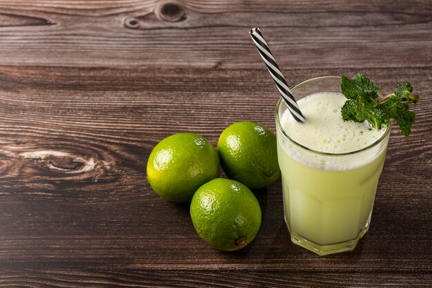 Limonata rinfrescante con menta Bevanda estiva Limonata