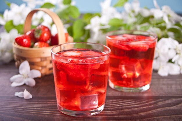 Limonata rinfrescante fredda alla fragola con cubetti di ghiaccio