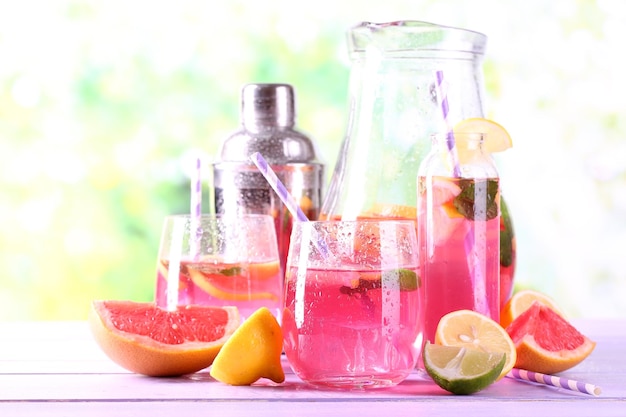 Limonata rosa in bicchieri e brocca sul primo piano del tavolo