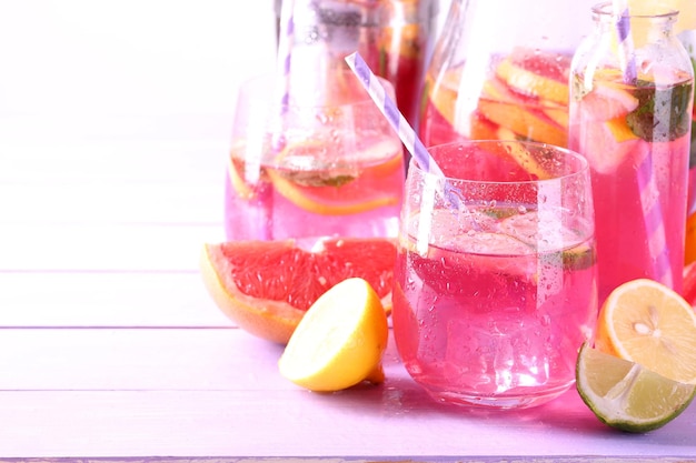 Limonata rosa in bicchieri e brocca sul tavolo da vicino