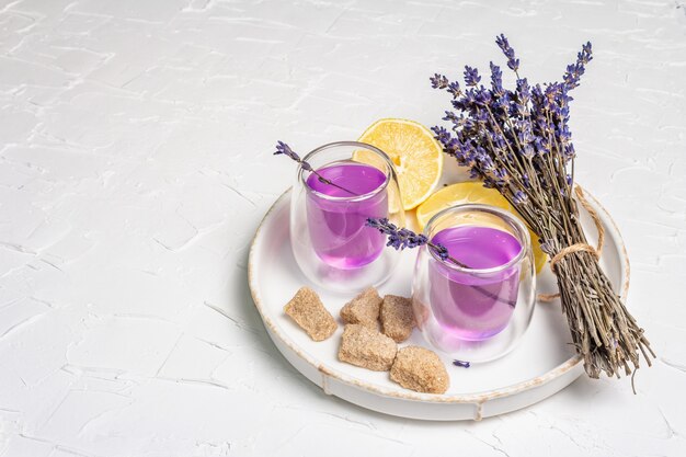 Limonata tonica estiva analcolica da bere ai fiori di lavanda