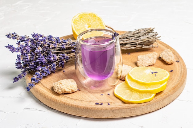 Limonata tonica estiva analcolica da bere ai fiori di lavanda