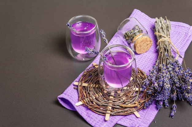 Limonata tonica estiva analcolica da bere ai fiori di lavanda