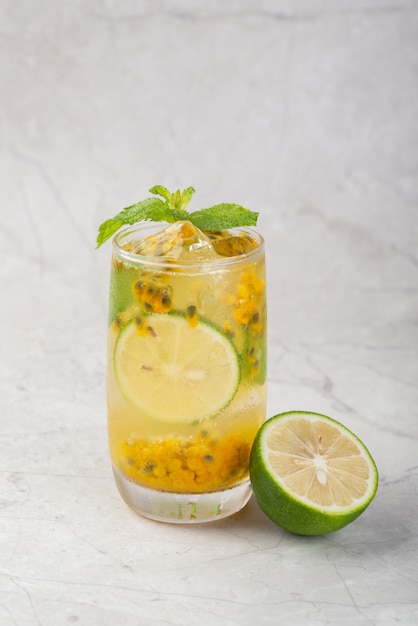 Limonata verde congelata al frutto della passione in estate