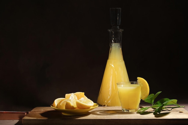 Limoncello bevanda al limone su sfondo scuro