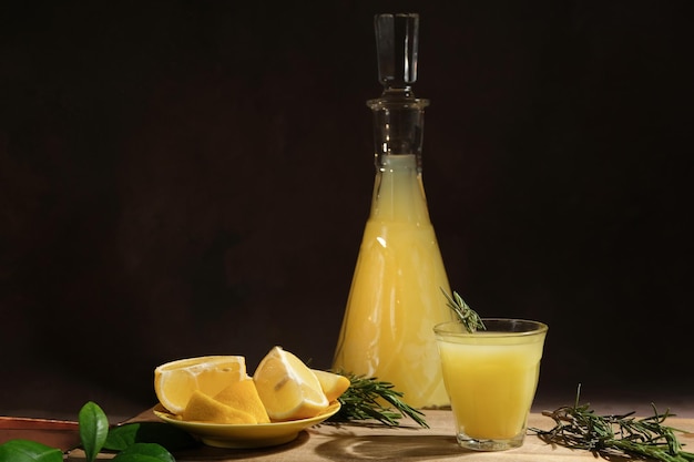 Limoncello bevanda al limone su sfondo scuro