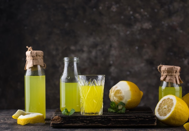 Limoncello italiano tradizionale o liquore al limone