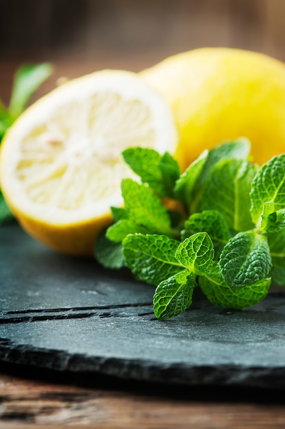 Limone dolce fresco e menta verde sul tavolo