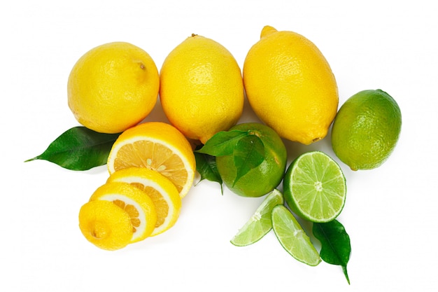 Limone e lime isolati insieme su sfondo bianco