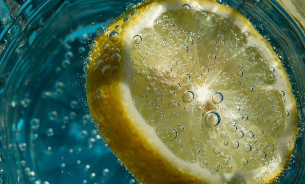 limone fresco, bolle e acqua limpida