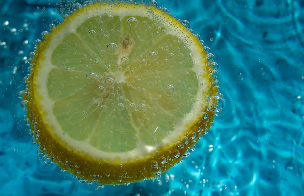 limone fresco con bolle in acqua