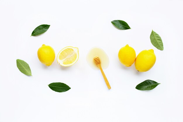 Limone fresco con miele su bianco