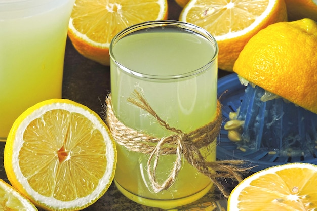 Limone fresco e limoni. Estrattore di succo di agrumi. Il concetto di perdita di peso con succo di limone.