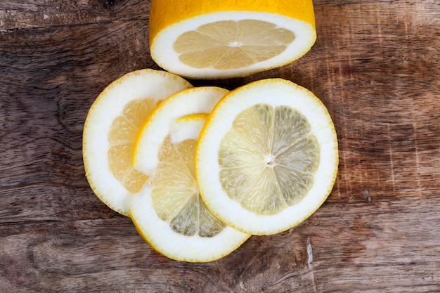 Limone fresco e succoso tagliato a pezzi durante la cottura da vicino