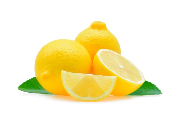 Limone fresco isolato su sfondo bianco