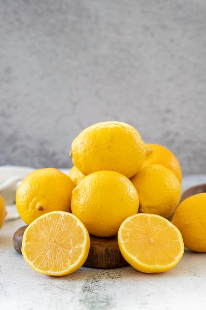 Limone fresco Limone tagliato a metà su fondo di pietra vicino