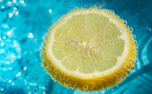 limone giallo con bollicine in acqua limpida