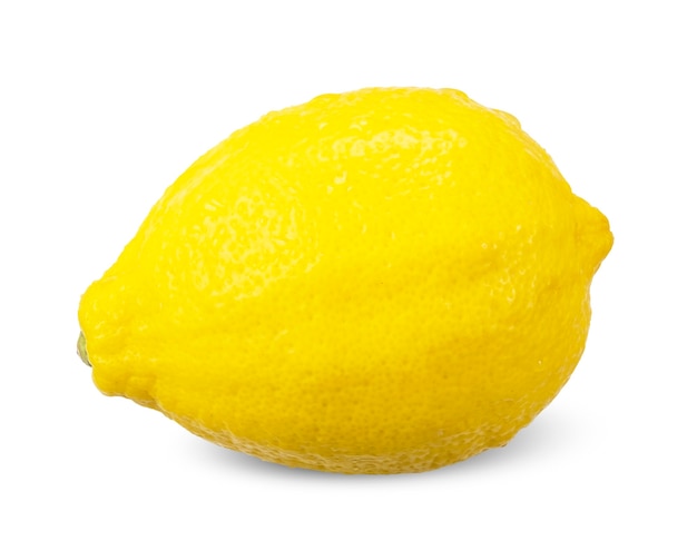 Limone giallo con goccia d'acqua isolato su bianco