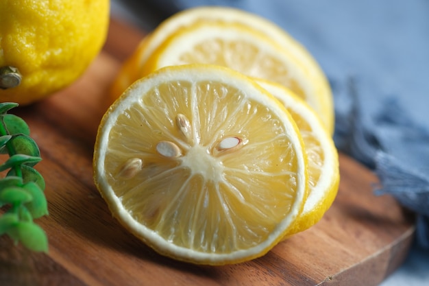 Limone giallo su sfondo bianco con copia spazio