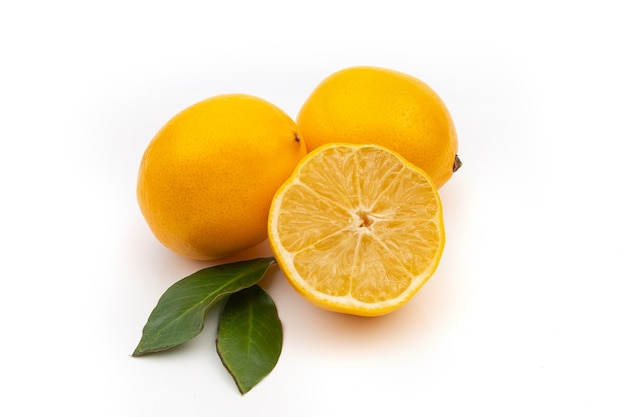 Limone giallo su sfondo bianco. Vitamina nataral, ingrediente antinfluenzale e antivirale.