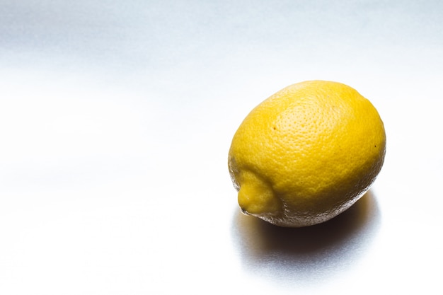 Limone giallo su un tavolo d'argento