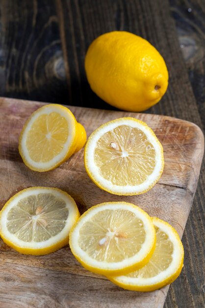 Limone giallo succoso su un tagliere durante la cottura