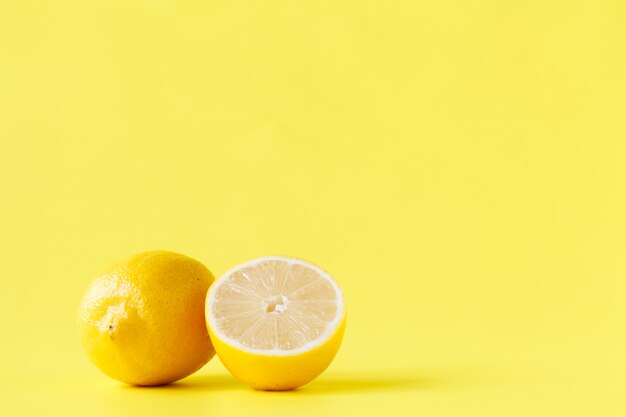 Limone giallo tagliato a metà sul tavolo con motivo