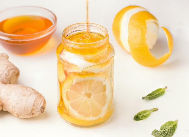 Limone immerso nel miele con menta e zenzero
