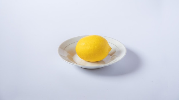 Limone in piatto con sfondo bianco