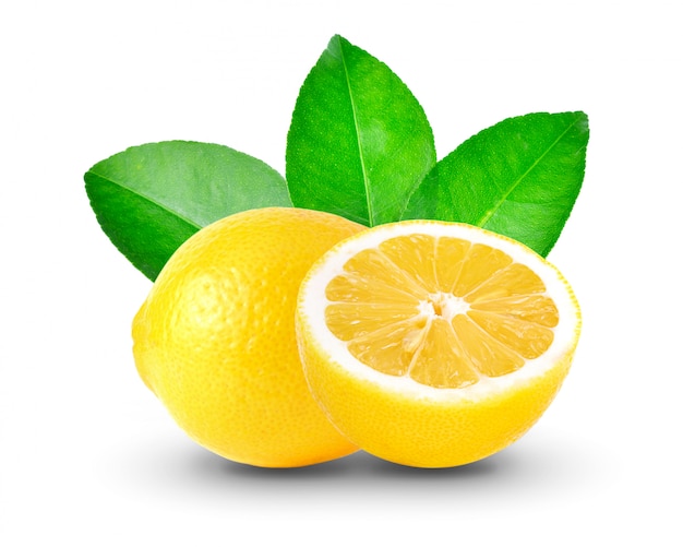 Limone isolato su bianco.