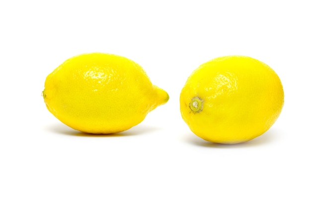 Limone isolato su sfondo bianco