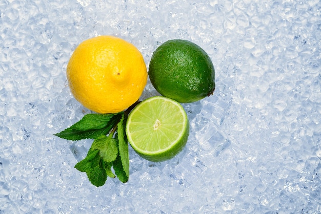 Limone, lime e menta su ghiaccio.