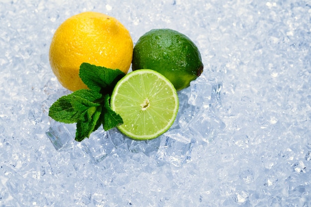 Limone, lime e menta su ghiaccio.