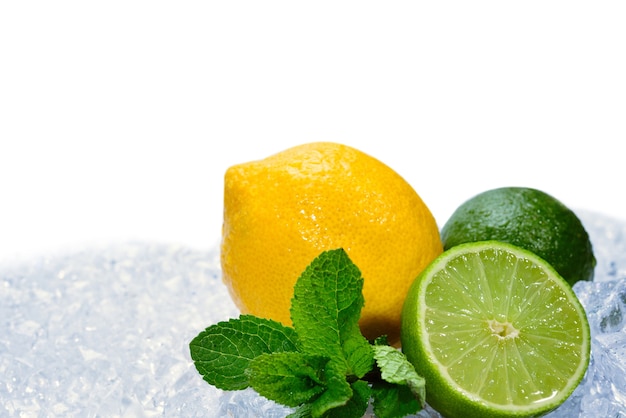 Limone, lime e menta su ghiaccio