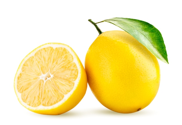 Limone maturo con foglia e mezzo primo piano isolato.