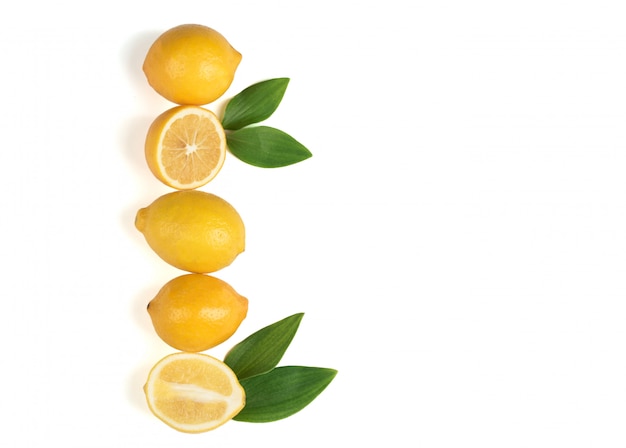 Limone maturo con foglie verdi