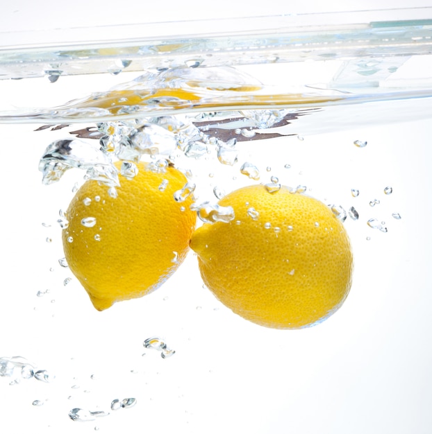 Limone nell'acqua