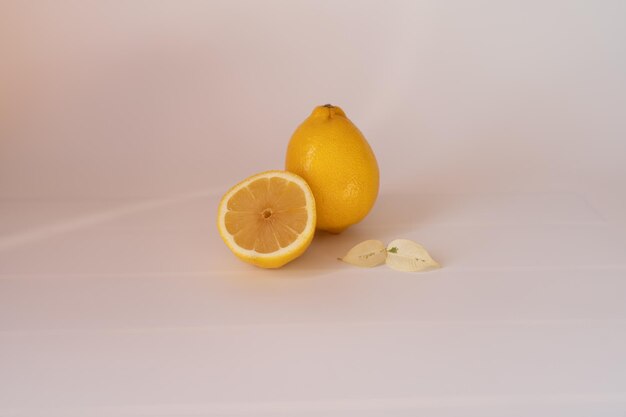 Limone su sfondo bianco con uno spazio vuoto