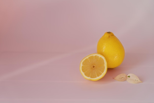 Limone su sfondo bianco con uno spazio vuoto