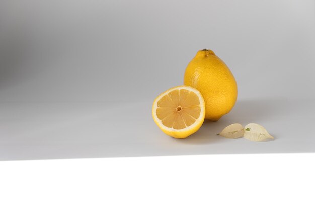 Limone su sfondo bianco con uno spazio vuoto