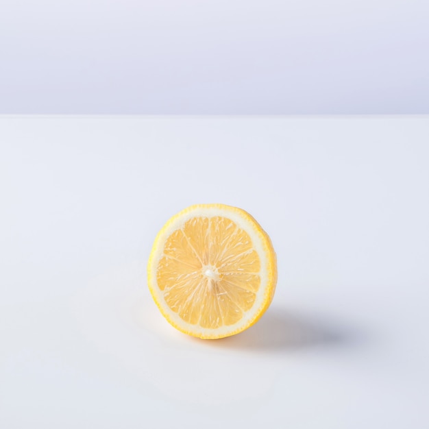 Limone su sfondo bianco