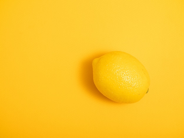 Limone su un giallo