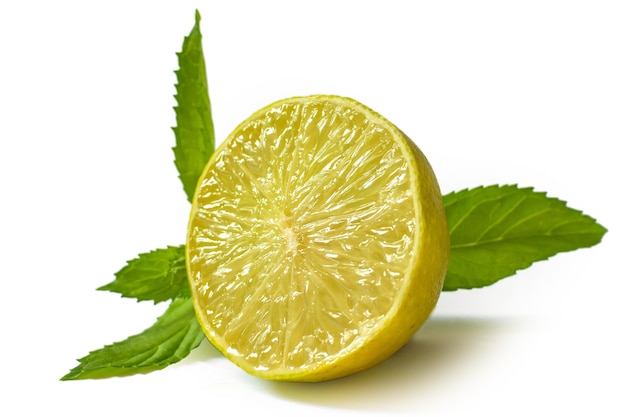 Limone succoso limone tagliato su sfondo bianco oggetto isolato