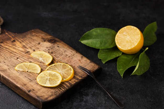 limone sulla tavola di legno