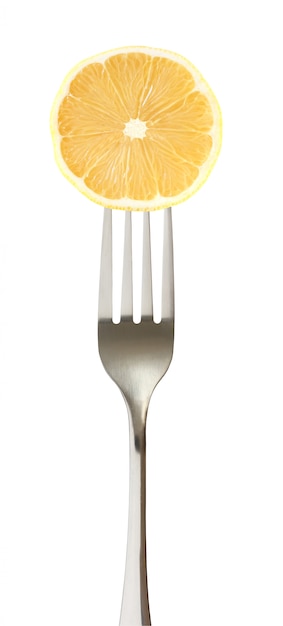 Limone tagliato impalato su una forchetta isolata