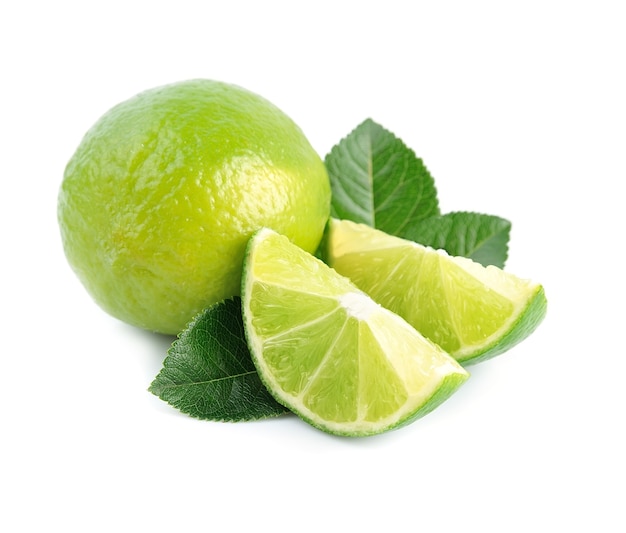 Limone verde con foglie isolate. Frutti di lime.